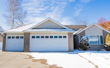 Building Photo - Ranch Style 3 Bedroom Home by Main Street Windsor!