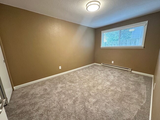 Building Photo - **$250 OFF 1ST MONTHS RENT!!** Remodeled 3 Bedroom SW Portland Home!