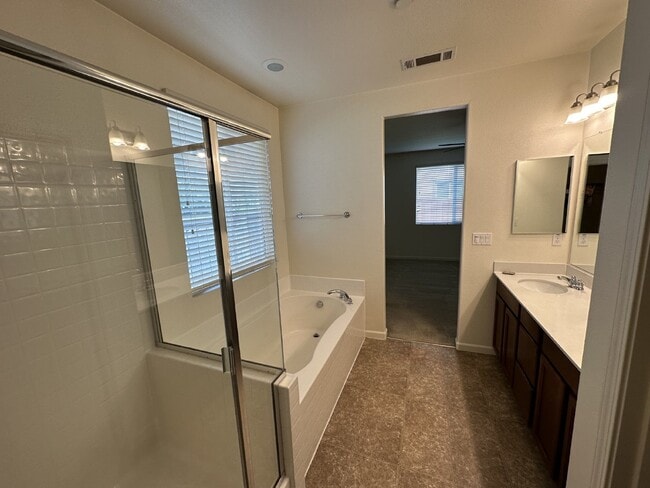 Building Photo - Gorgeous 4 Bedroom, 2.5 Bath Single Story in Summer Lakes Community