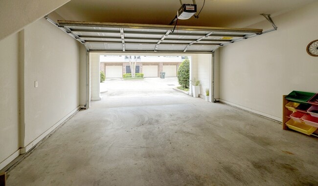 Building Photo - 9200 Westheimer Rd