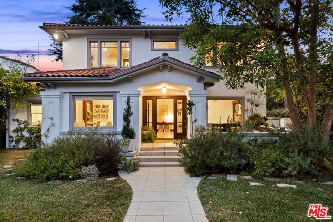 Building Photo - 2027 Canyon Dr