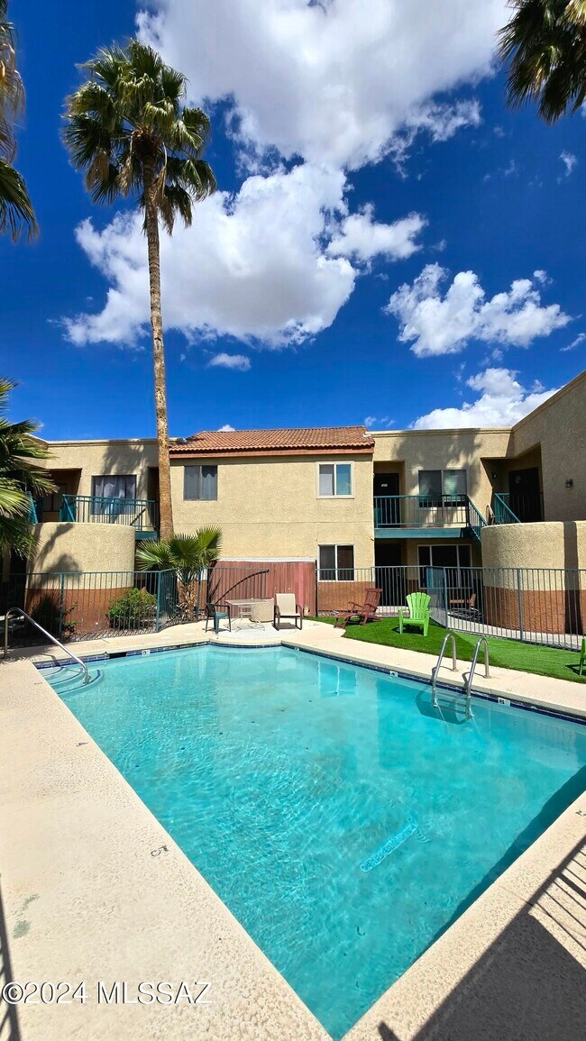 Building Photo - 3690 N Country Club Rd