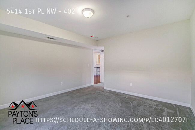 Building Photo - Spacious Condo with Parking