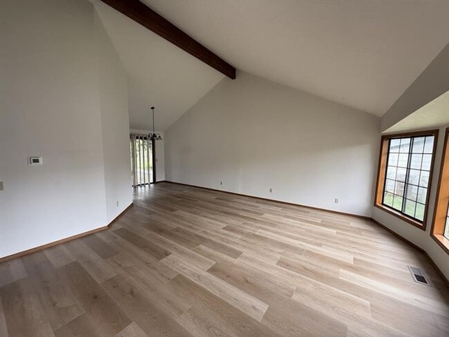 Building Photo - 17565 NW Woodmere Ct