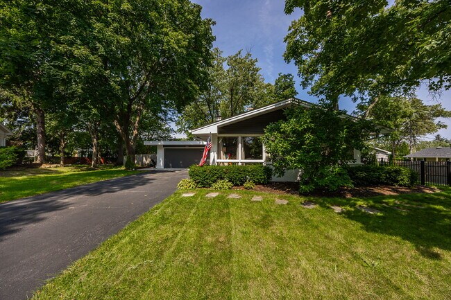 Building Photo - 1024 Catalpa Ln