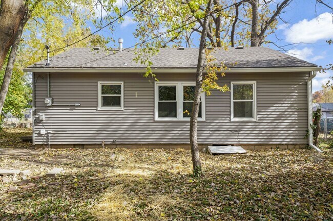 Building Photo - Welcome home to this cozy and fully updated 3-bedroom, 1-bath rental in Kansas City, KS!  1st mon...