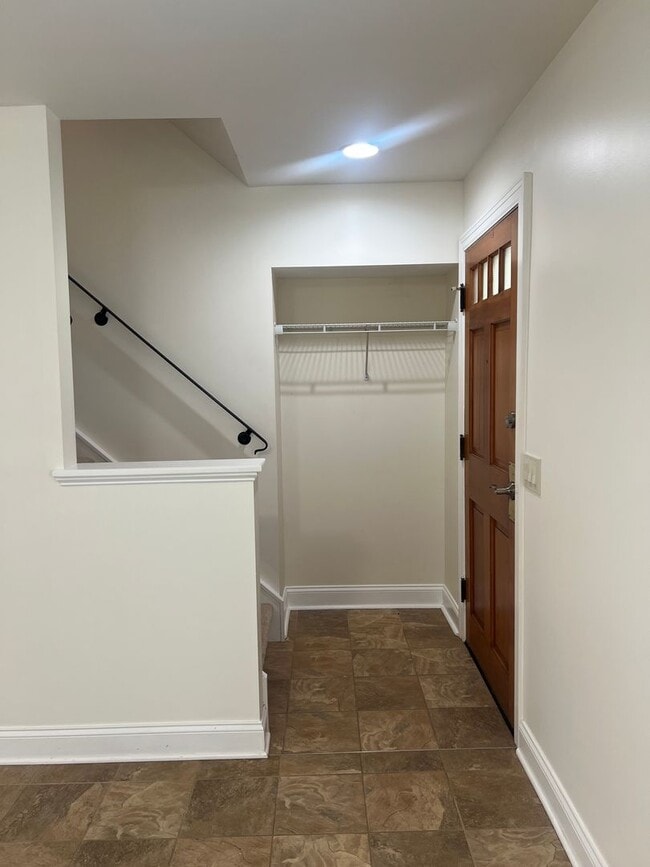 Building Photo - 3 Bed, 1.5 Bath Near U of R, Strong & Coll...