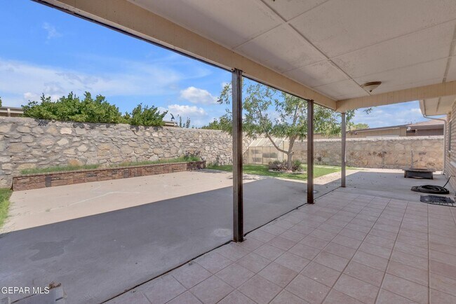 Building Photo - Come to check this beautiful house 4 bedrooms, possible 5th bed and 3 baths.
