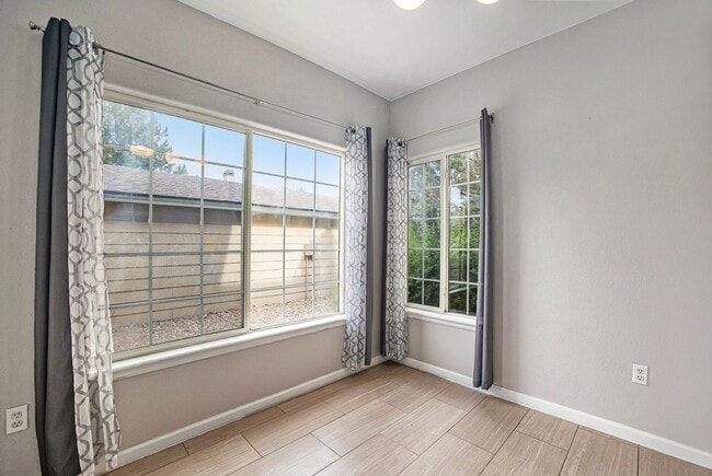 Building Photo - Light and Bright Condo in East Denver
