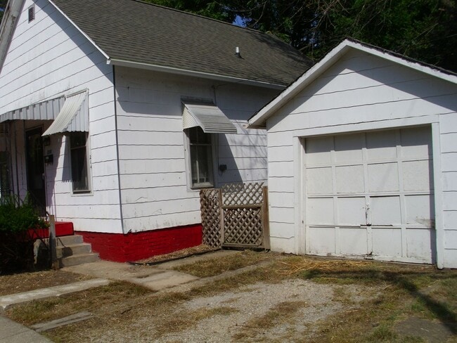 Building Photo - 2 bedroom house with garage