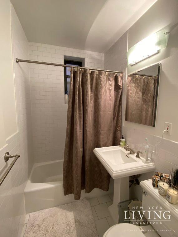 Building Photo - West Village Charming studio apartment in ...