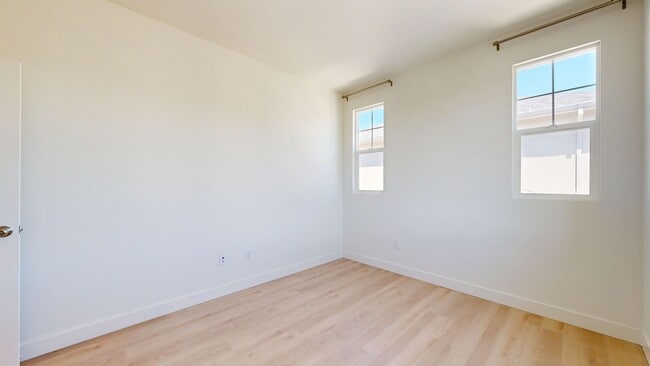 Building Photo - 1605 Rose Clover St