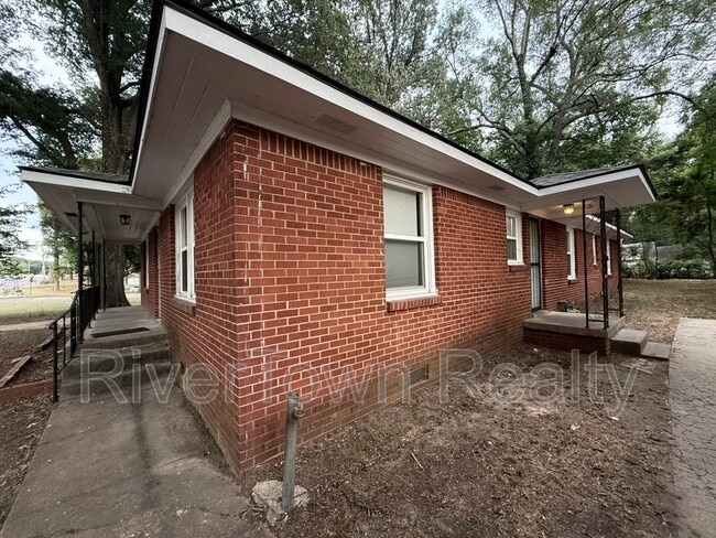 Building Photo - 727 E Raines Rd