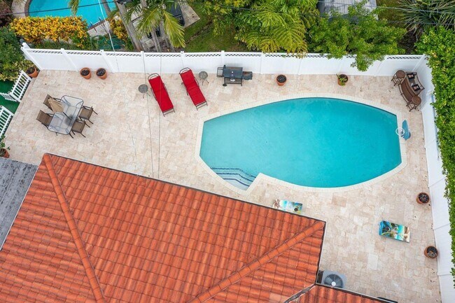 Building Photo - 1900 N Victoria Park Rd