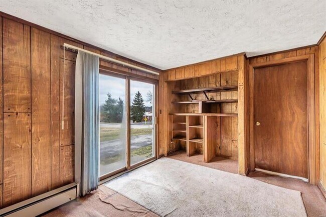 Building Photo - Fantastic 3bd/2ba home! Coming soon!
