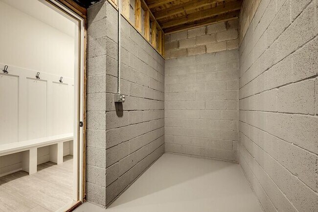 Building Photo - 420 Stonemeadow Rd