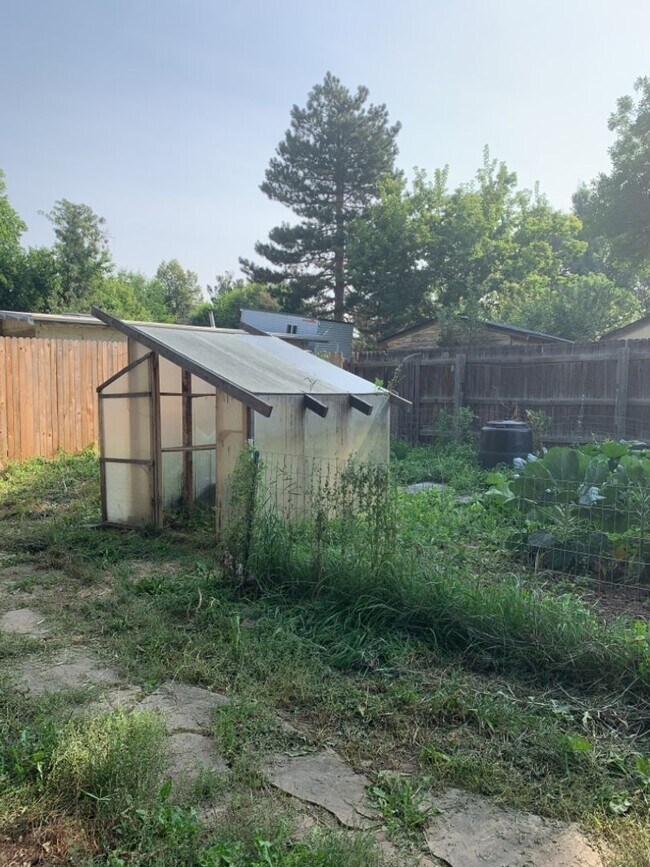 Building Photo - STUDENTS WELCOME! Cozy 1-Bedroom Bungalow w/ Garden and Detached Studio