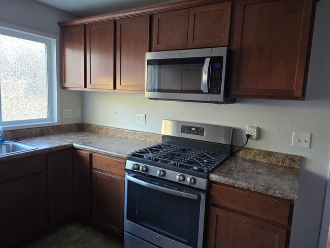 Building Photo - 3 BED 1.5 BATH HOME IN PARK CITY