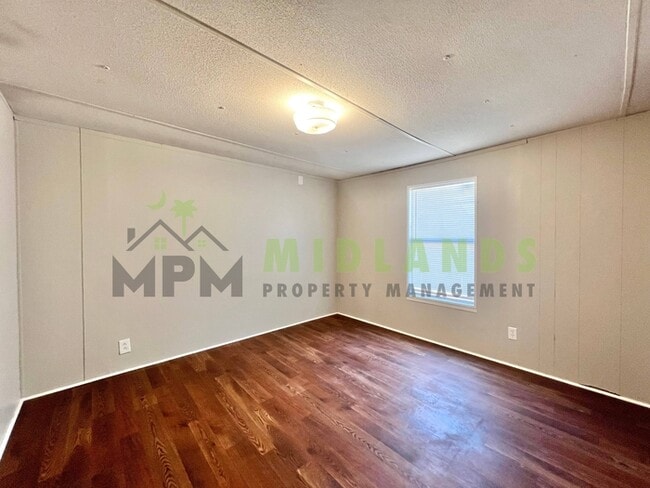 Building Photo - 2413 S Lake Dr