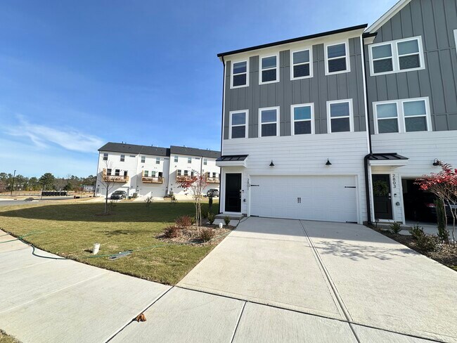 Building Photo - 2801 Farmhouse Dr