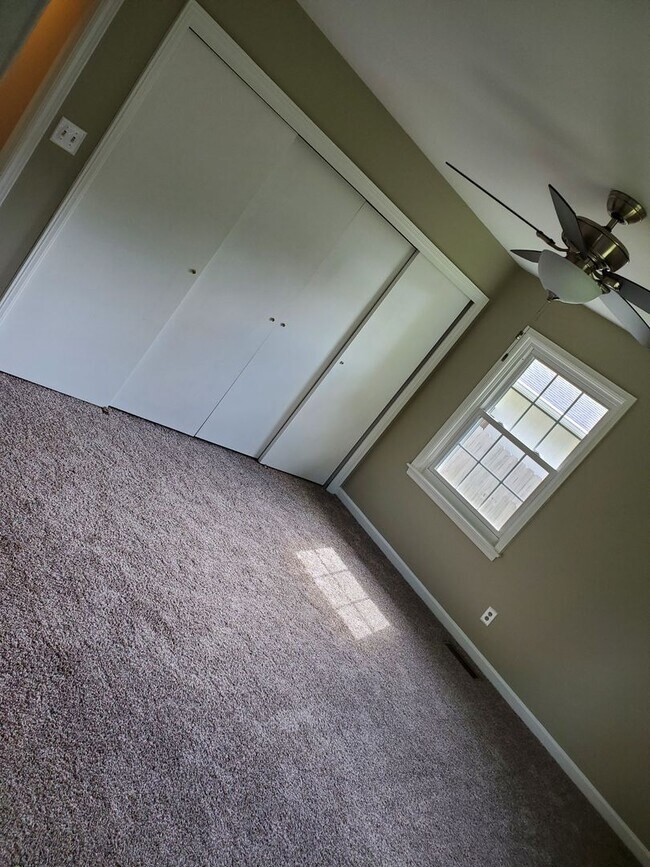 Building Photo - 4 Bed 2 bath newly remodeled