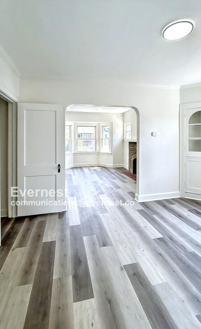 Building Photo - Spacious 4-Bedroom Home with Great Space /...
