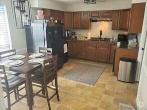 Building Photo - AVAILABLE MARCH 2nd... 3BR Townhome in Riv...