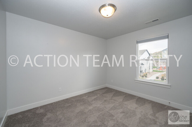Building Photo - Mid-Row Townhome located in Bluffdale!