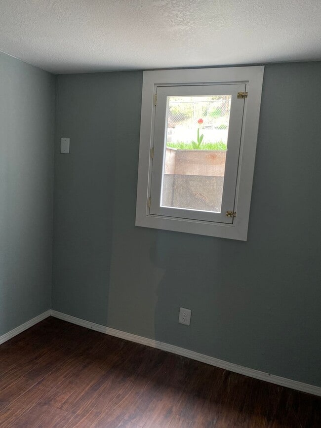 Building Photo - ALL UTILITIES INCLUDED - 3 bed duplex
