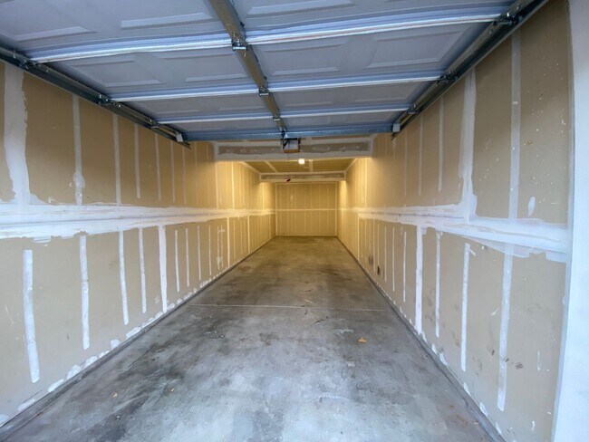 Building Photo - Beautiful Phoenician Apartments - 2 Bed, 2...