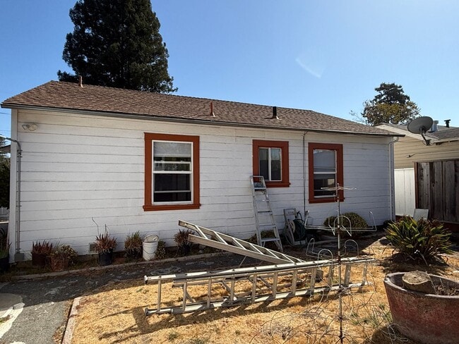 Building Photo - 2-1 Must See Cutey