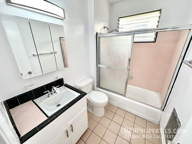 Building Photo - Updated Charming 1Bedroom 1Bathroom In Pri...