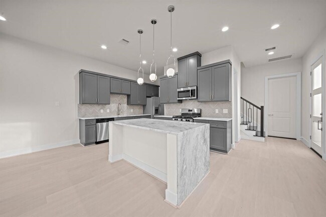Building Photo - 4525 Davenport St