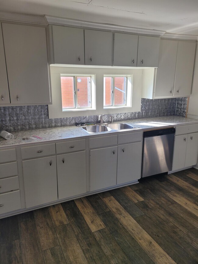 Building Photo - 109 N Suire St