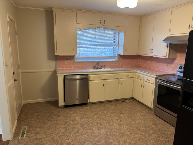 Building Photo - 2025 Mattern Dr