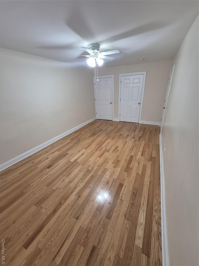 Building Photo - 923 E 227th St