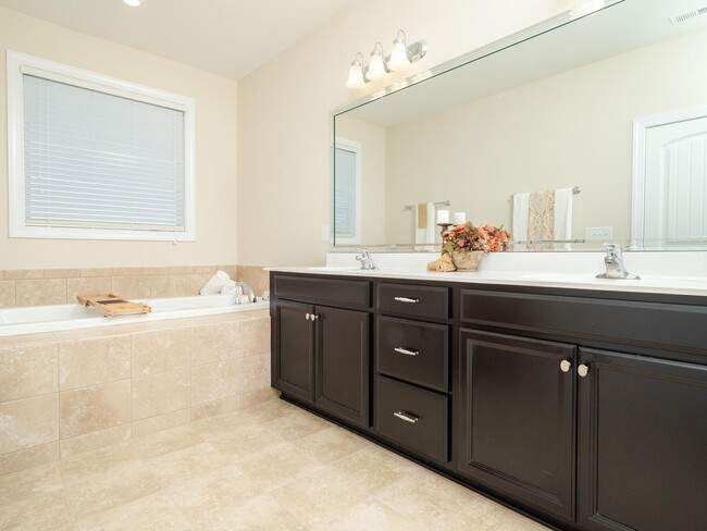 Building Photo - Gorgeous Luxury 3 Bedroom 2.5 Bath Townhom...