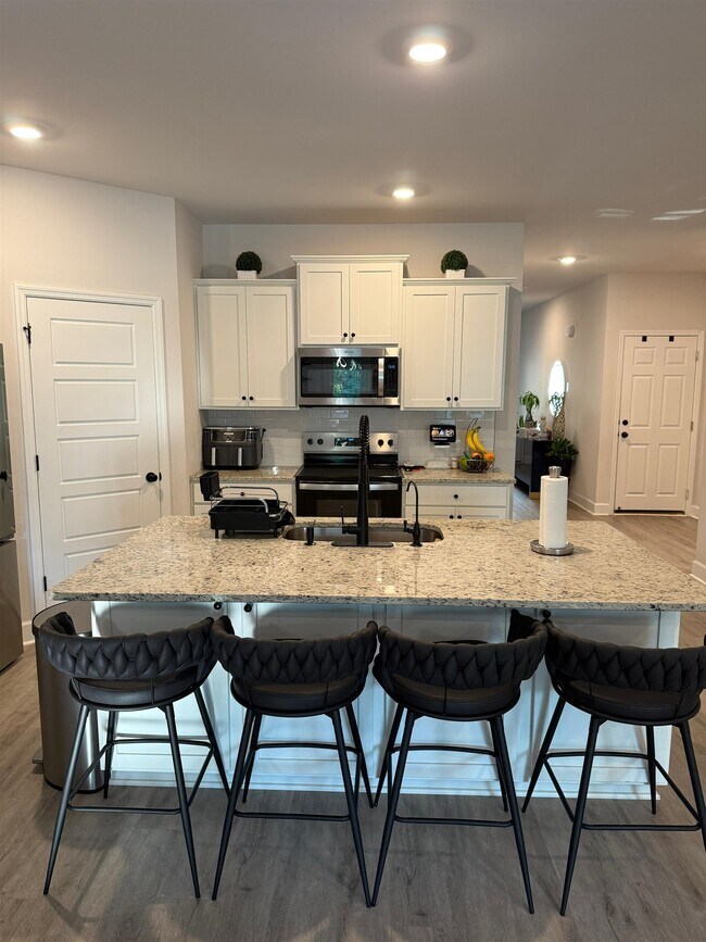 Building Photo - 2058 Hansel Hl Dr