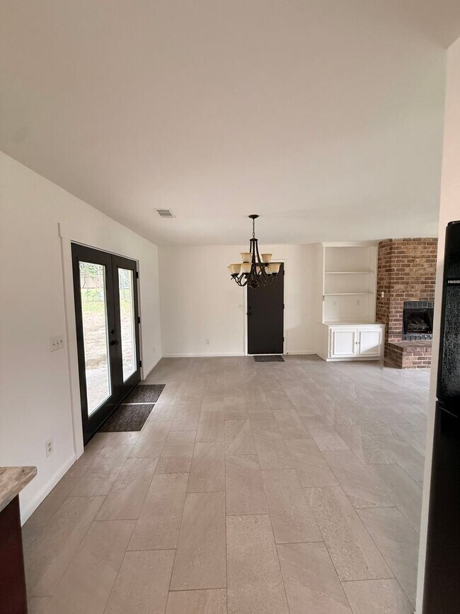 Building Photo - Three Bedroom Beautiful Home Available