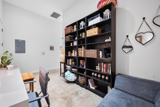 Building Photo - 507 Sabine St