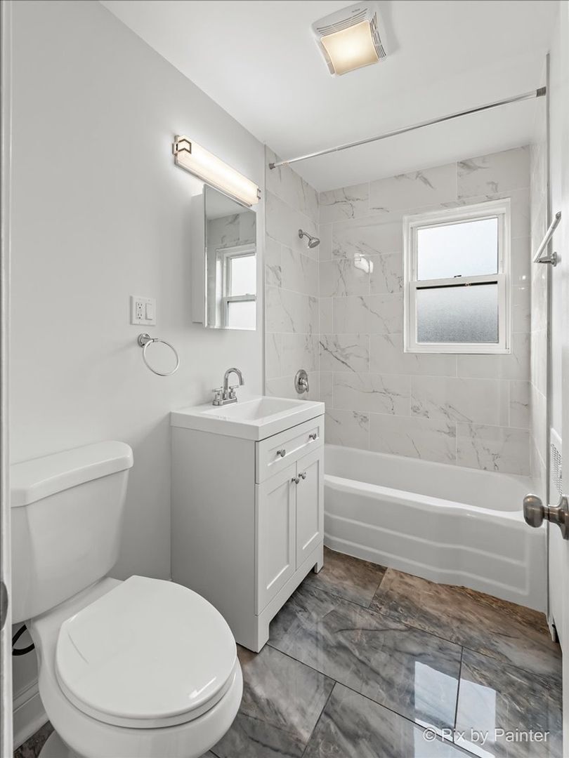 Building Photo - 2731 W Berwyn Ave