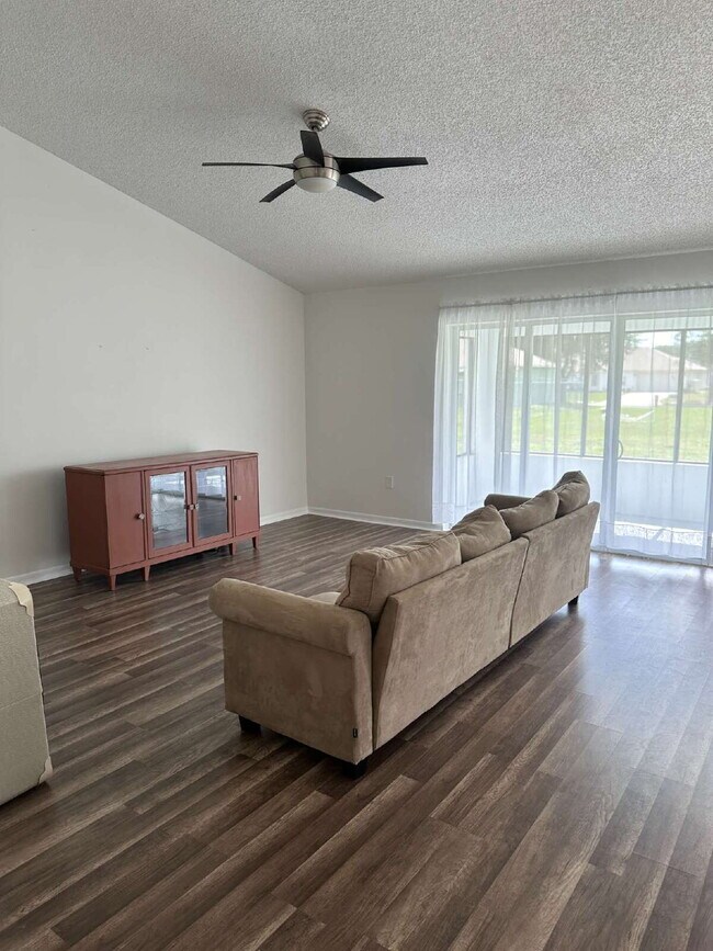 Building Photo - 3-Bedroom Home in Quiet Palm Bay