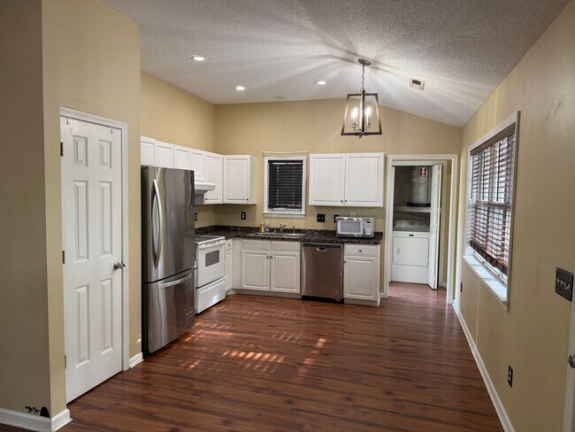 Building Photo - Beautiful 3 Bedroom 2 Bath Single Family Home- Pets welcome.