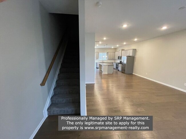 Building Photo - Three Bedroom Townhouse next to Light Rail...