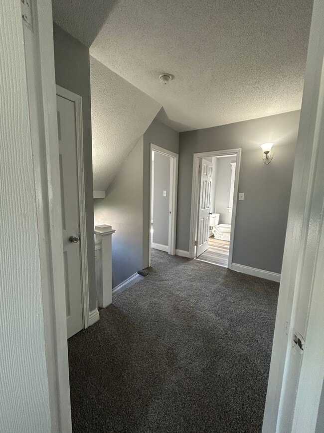 Building Photo - 3 Bedroom 2 Bath House in Moline with a Bo...