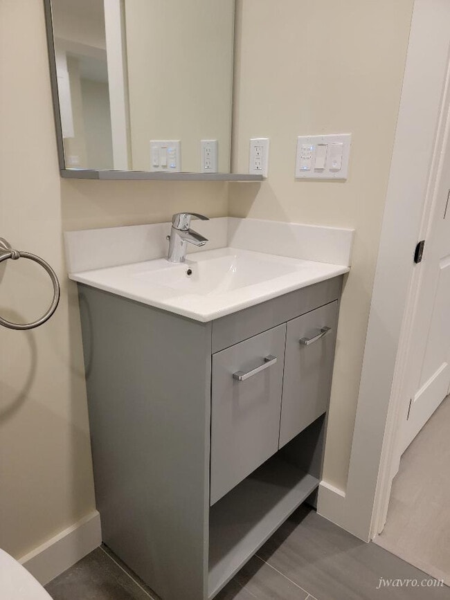 Building Photo - 164 Tiffany Ave