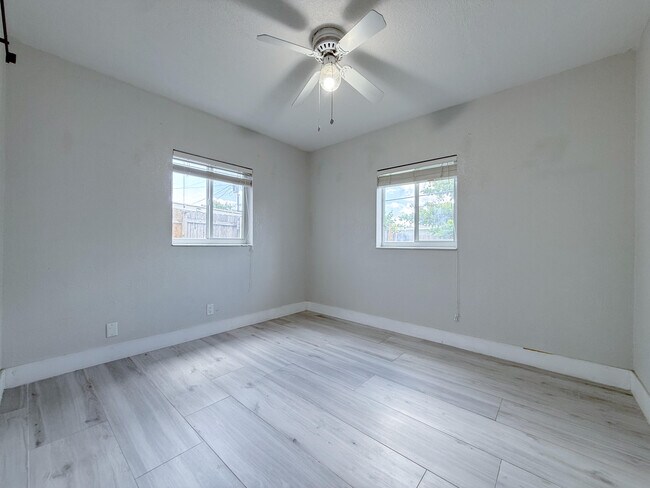 Building Photo - 320 NE 60th St