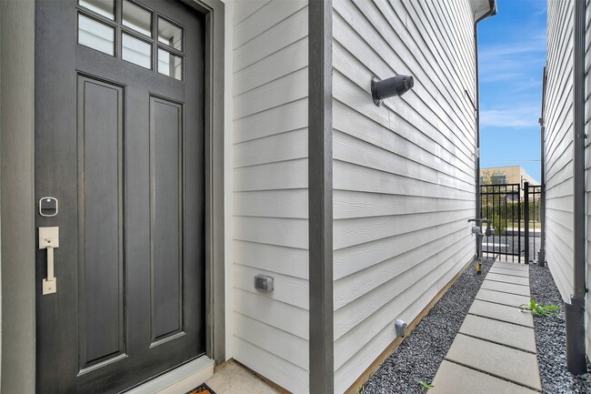 Building Photo - 119 E 43rd St