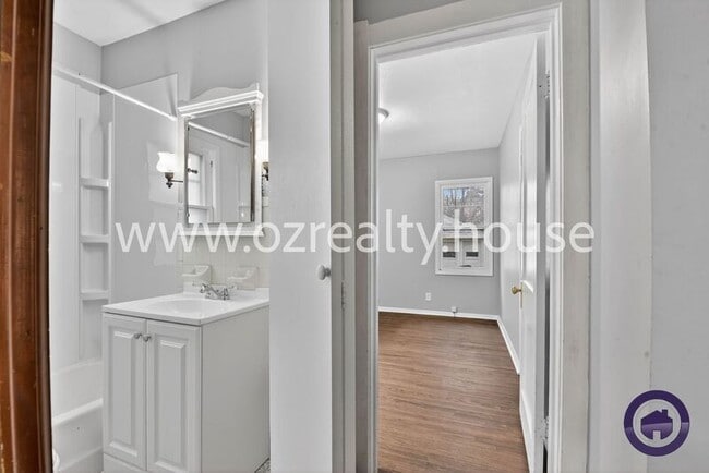 Building Photo - 2032 Barrows St