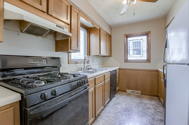 Building Photo - 3Bed 2Bath with 3 Stall Garage!